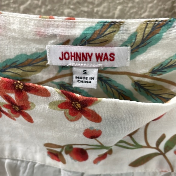 Johnny Was Floral Puff sleeve Blouse. Excellent condition See measurements . - Picture 2 of 6